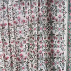 ブロックプリント生地【50cm単位】インド綿 片耳ボーダー付き 唐草花柄 白×グリーン×ピンク #24957-WT1