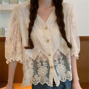 【送料無料】レースブラウス 透け感 シースルー 夏 フェミニン ガーリー系 Vネック 花柄 プチプライス 20代 30代 レディースファッション 可愛い お出かけ 女子会 デイリーユース お茶会 お呼ばれ フリル