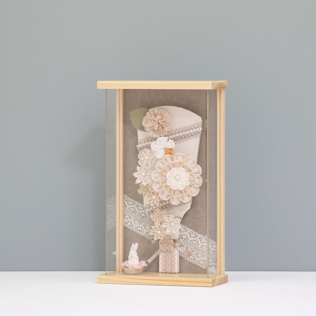 【大菊(モカ) つまみ 羽子板 9号】 羽子板飾り アクリルケース飾り 羽子板|木製|和モダン|レース|コンパクト