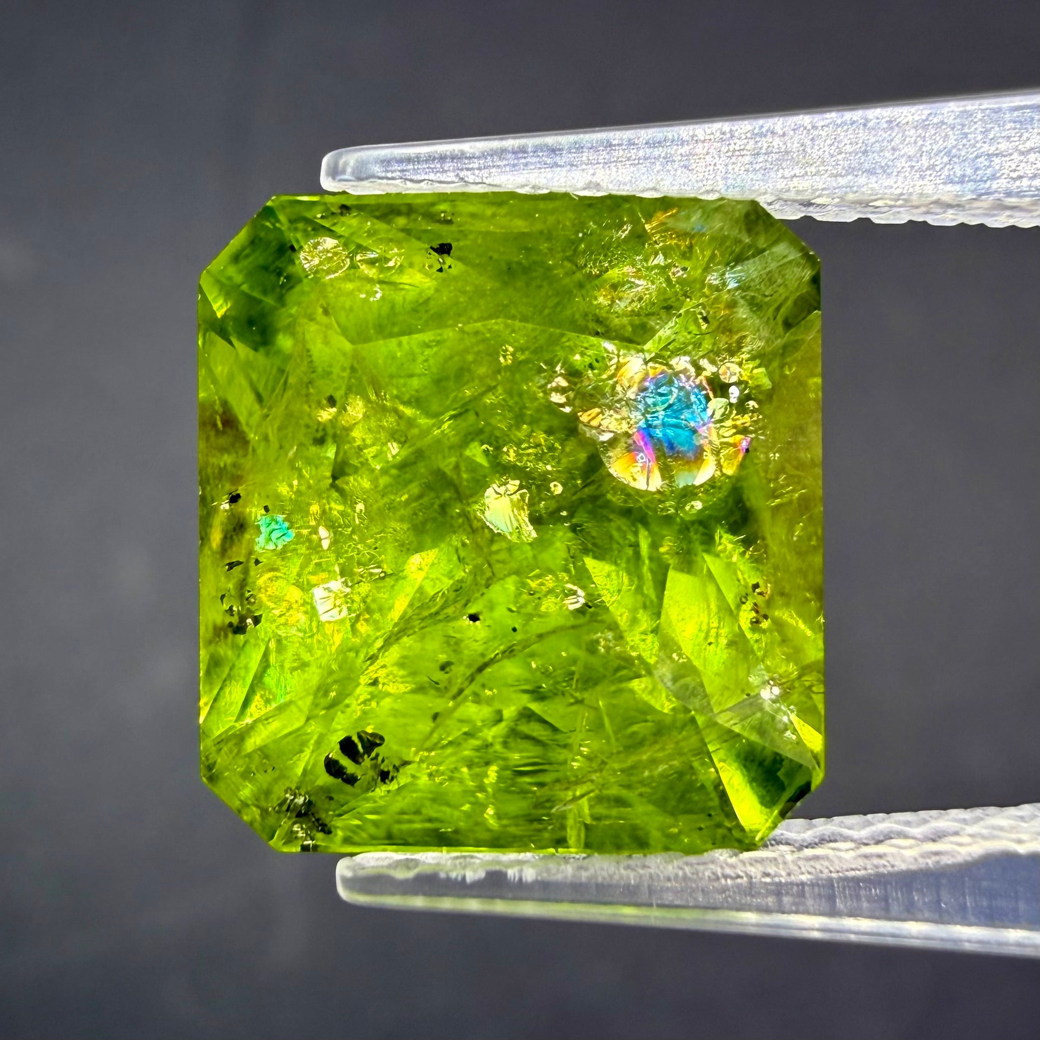 no.120 ペリドットと優しいインプレッションのラフラップ　一点物 チャイナ産 リリーパッドインペリドット 10.71ct 12.2×12.9×8.88mm