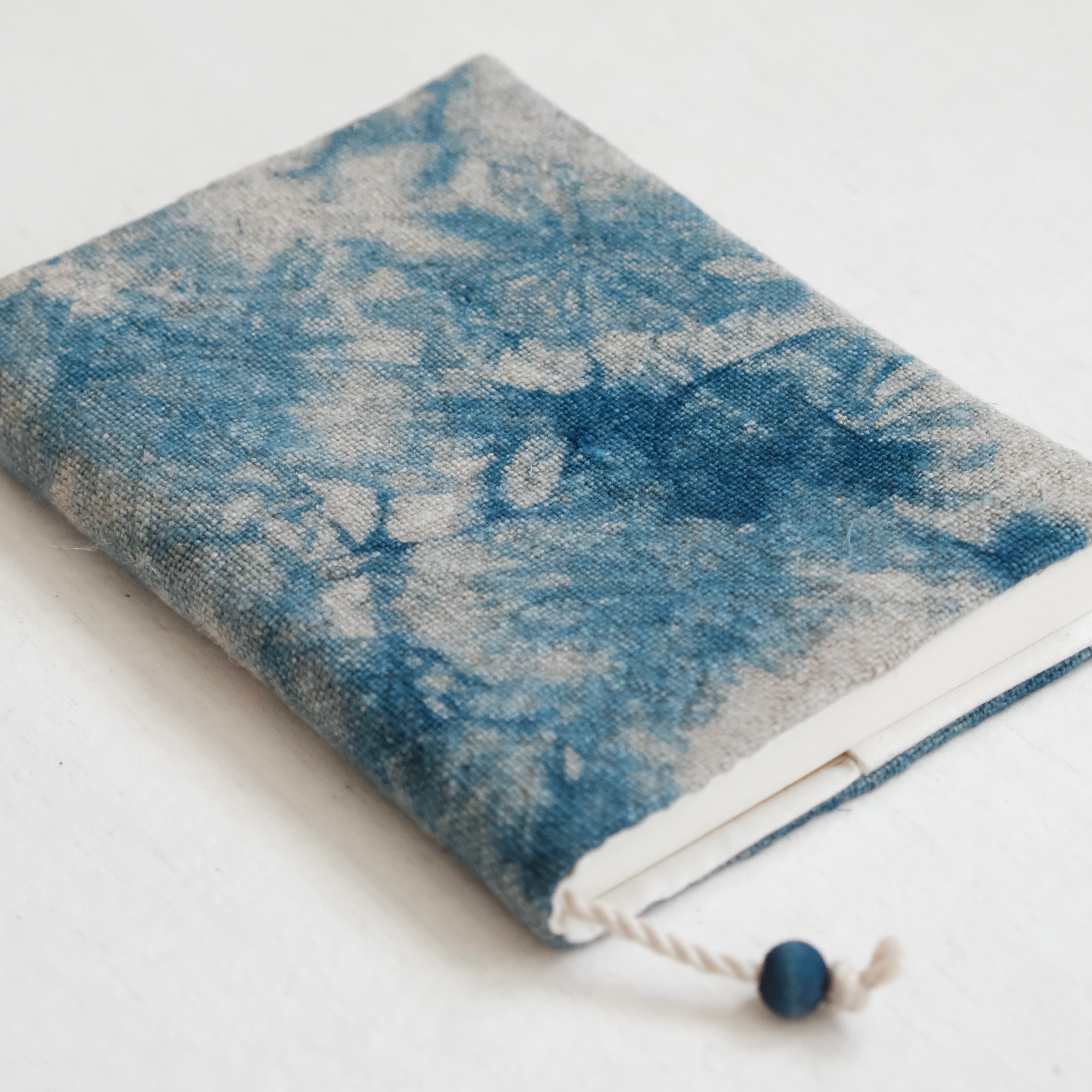 藍染めリネンのブックカバー〈 斑 〉 #01