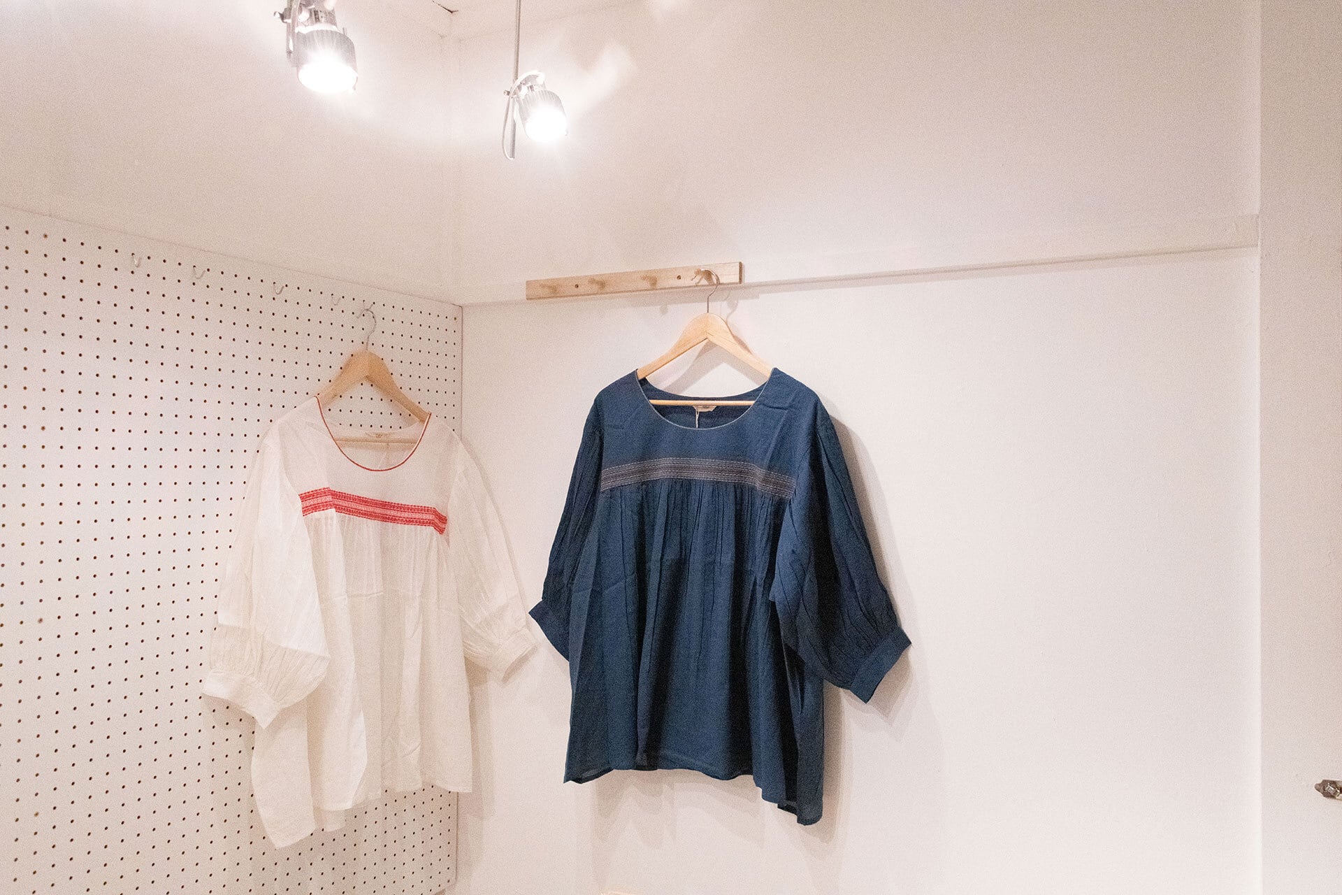 ギャザー切替バルーンスリーブブラウス