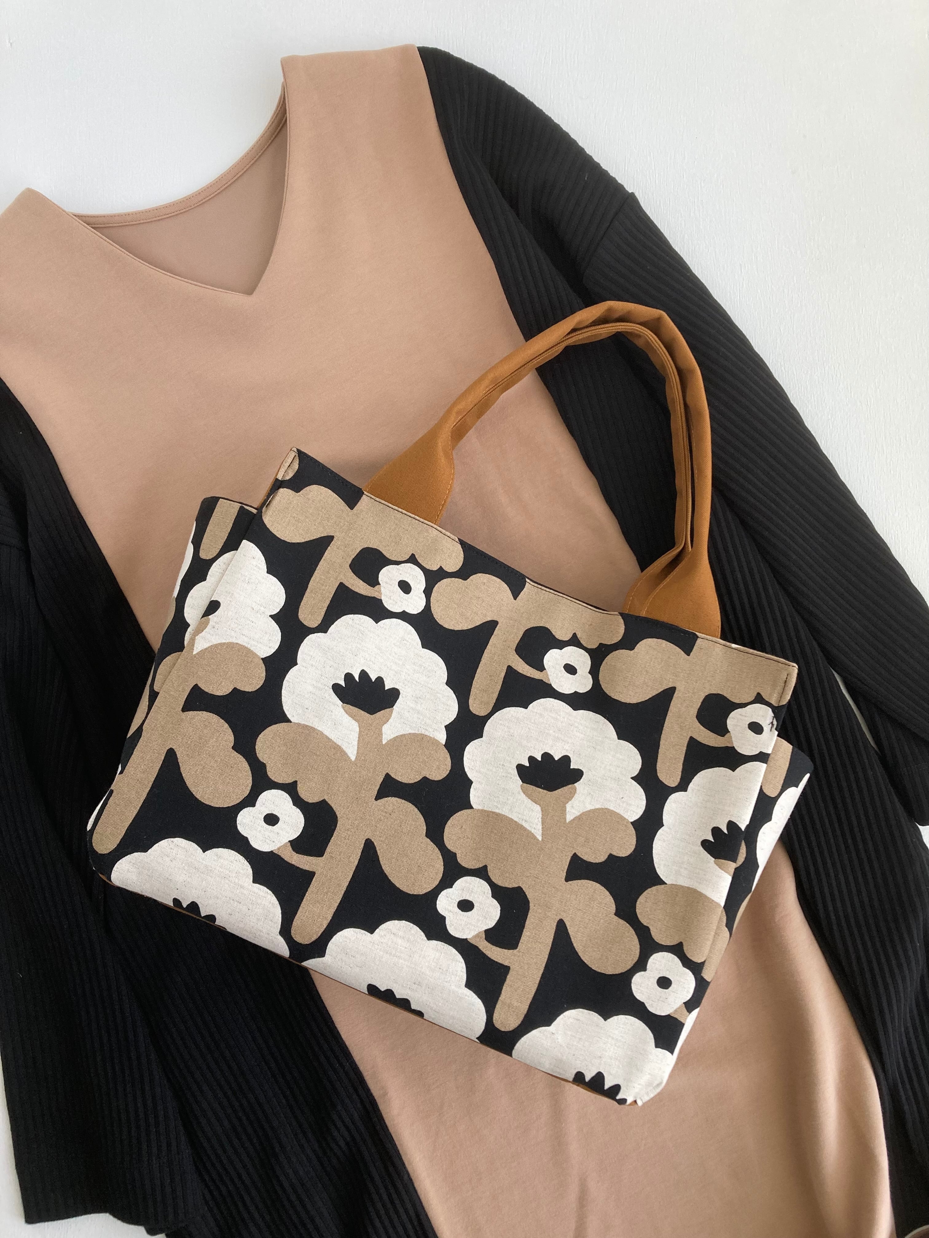 丸みトートバッグ 北欧風花柄 たっぷり広がるサイドマチ コットンリネン 丸みトートバッグ 北欧風花柄 たっぷり広がるサイドマチ コットン
