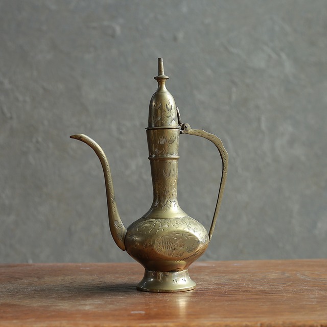 彫りが美しい、真鍮の水差し 1