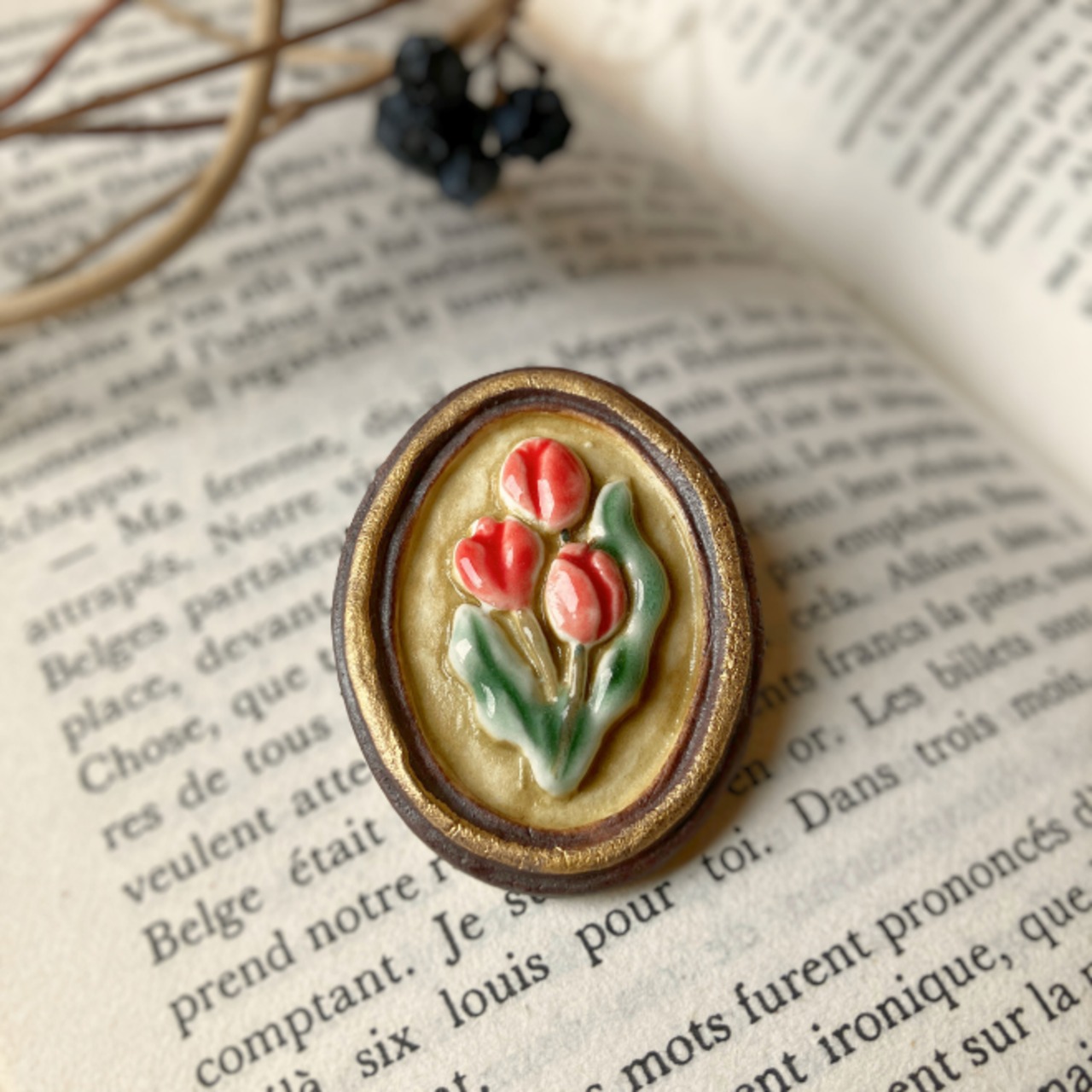 額縁　ブローチ