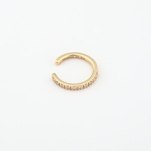 Straight diamond earcuff