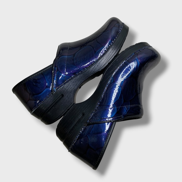 ダンスコ プロフェッショナル パテントレザークロッグサンダル 鱗柄 25.5cm