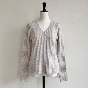 SYSORUS × akko3839　Vネックラウンドテールニット 821202