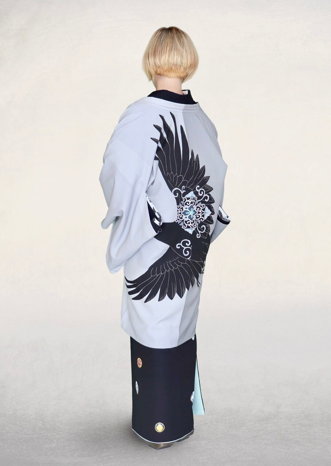 【受注品】some-pri 袷羽織「大ヤタガラス」グレー片身替わり