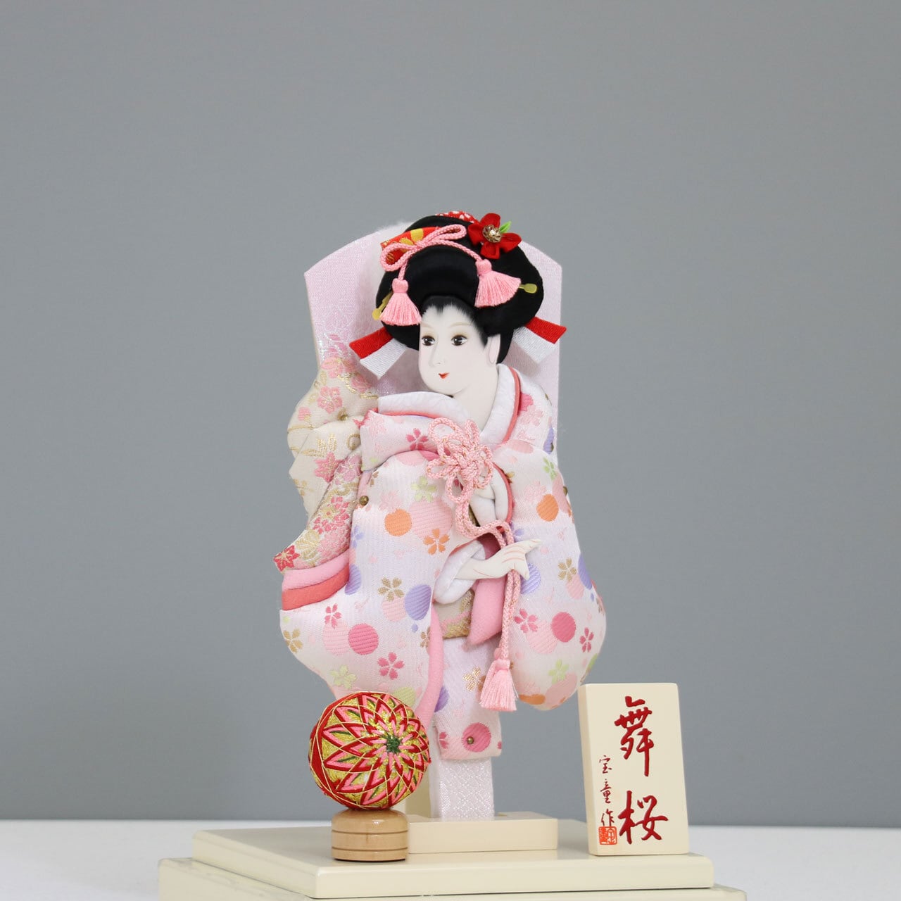 羽子板　振袖刺繍　アクリルケース９号・サイズ間口約２５×奥行約１９×高約３７㎝ 舞桜（オフホワイト） 振袖羽子板 9号】 羽子板飾り アクリルケース