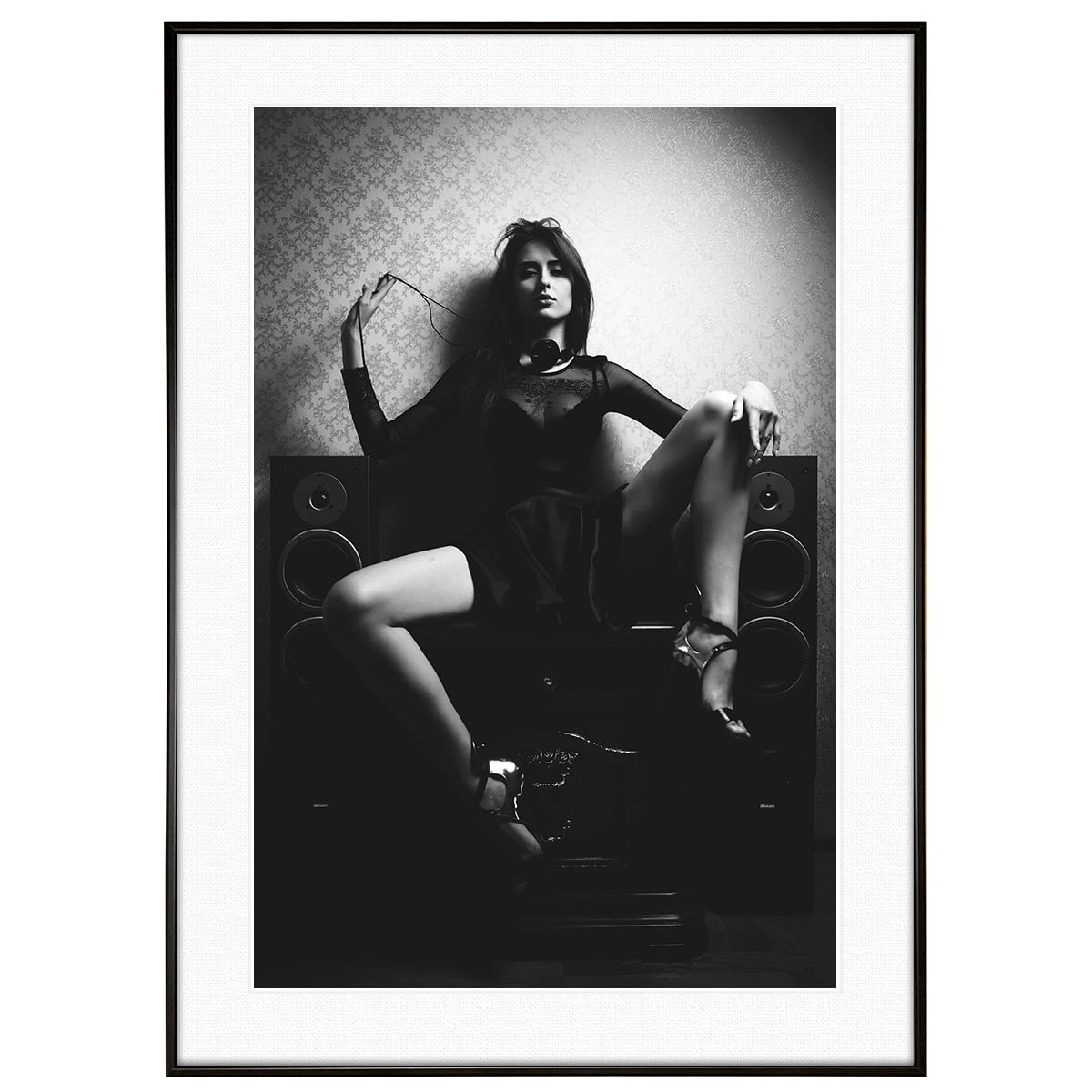 人物写真 スピーカーに座る女性 インテリア モノクロアートポスター額装 AS3282