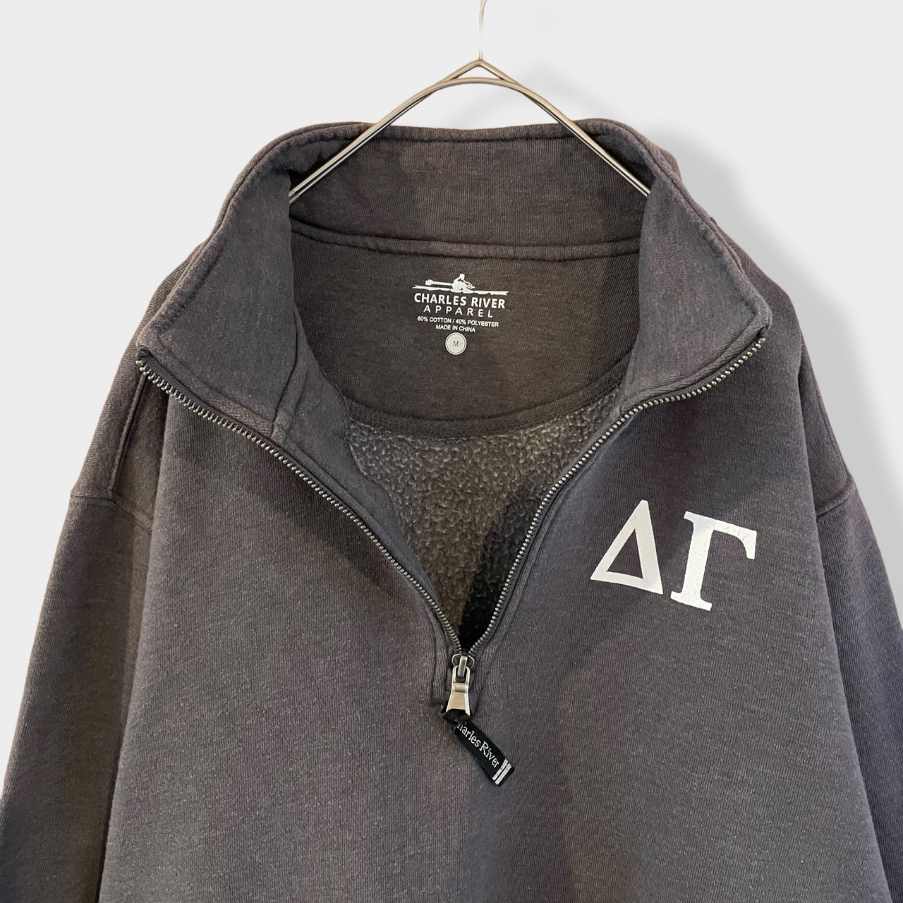 【CHARLES RIVER】ワンポイントロゴ バックプリント DELTA GAMMA ハーフジップ スウェット プルオーバー M US古着