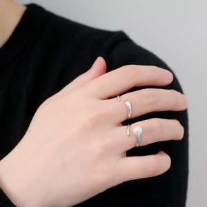 Thin Free With Pearl Ring