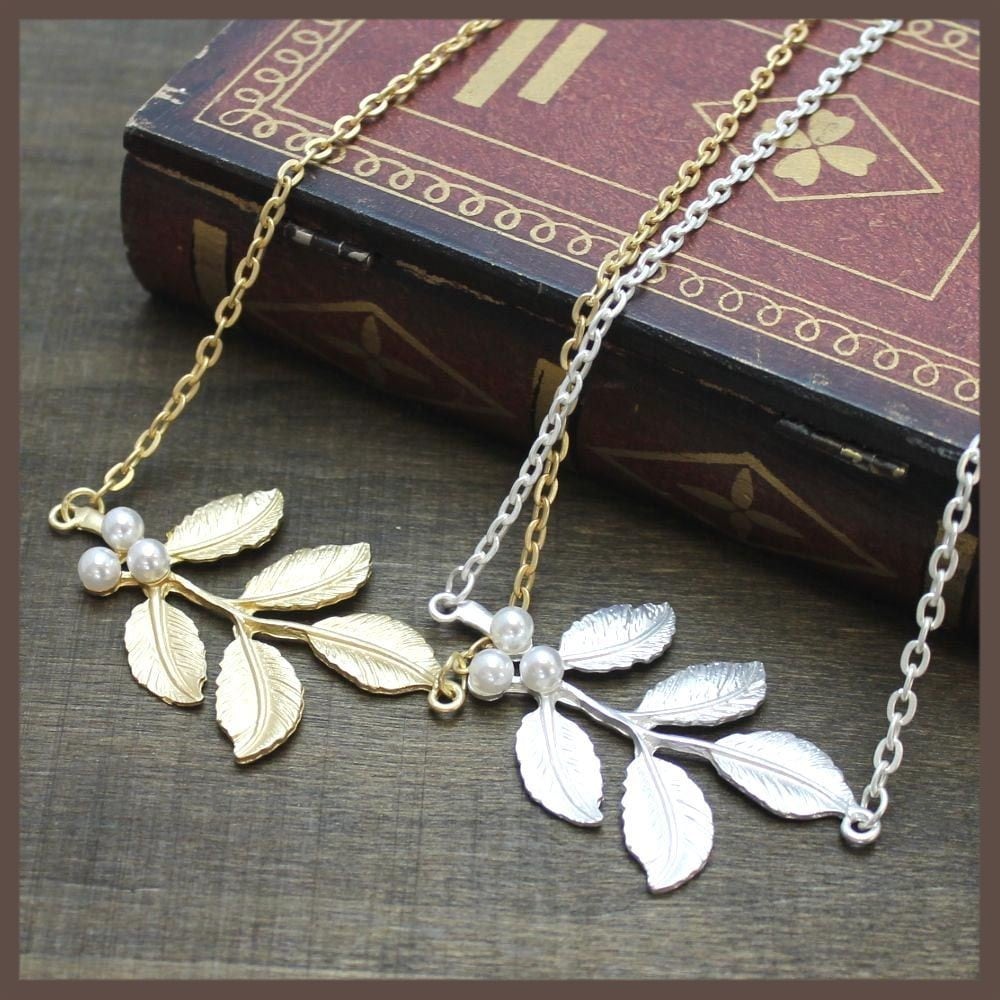 リーフとパールのショートネックレス シルバーORゴールド