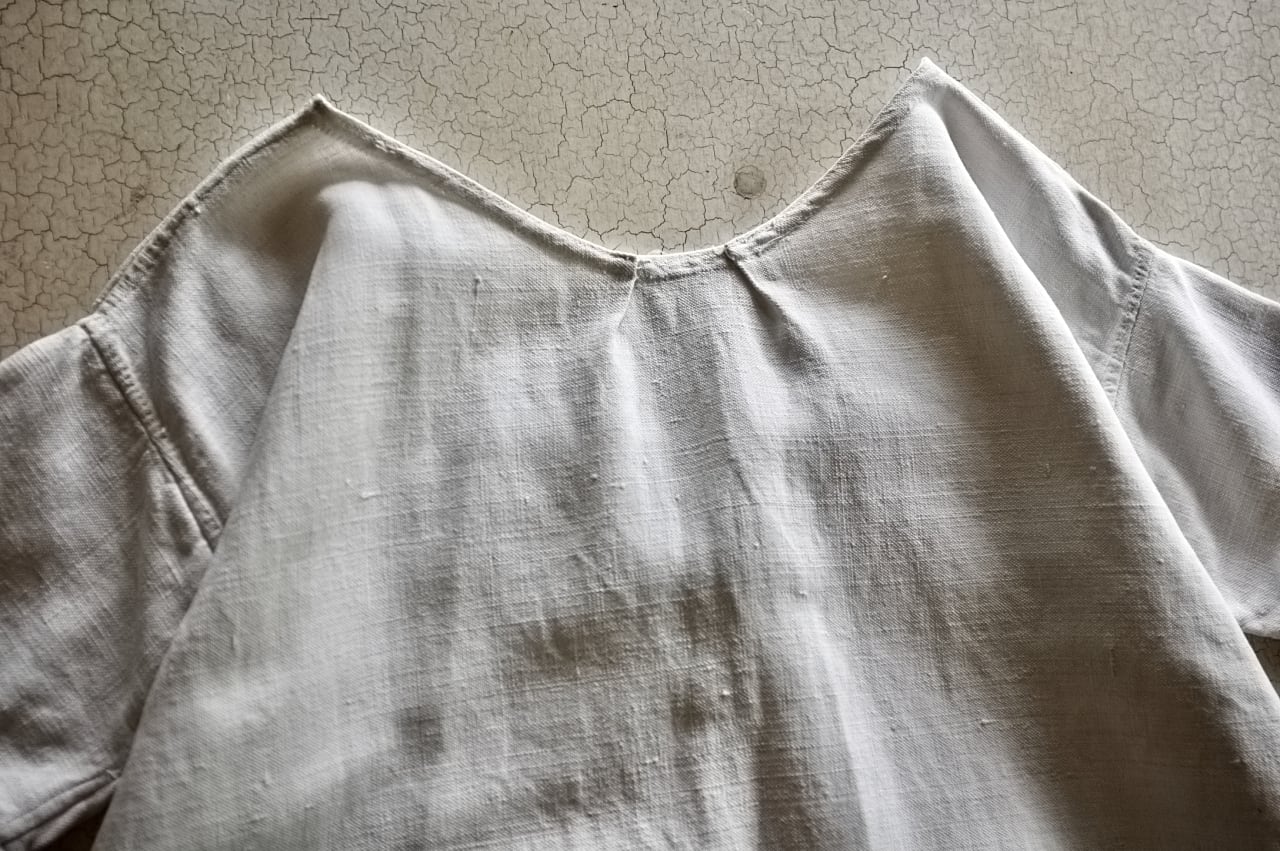 1900s フランス 手織リネン 大きなモノグラムと牧歌的ワンピース