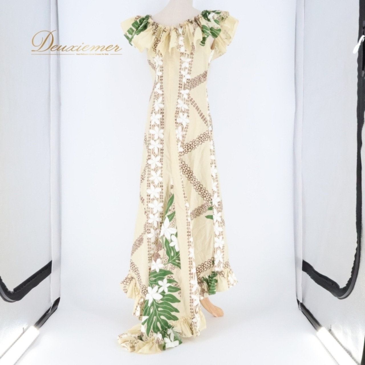 フラダンス 衣装 ワンピース ドレス ベージュ系 アシンメトリー フリル プルメリア柄 ラウアエ柄 ナチュラル かわいい 華やか 鮮やか 明るい 茶 白 緑 ハワイアン アロハ ハワイアンプリント フラ ダンス レッスン 練習 カジュアル おしゃれ 軽やか