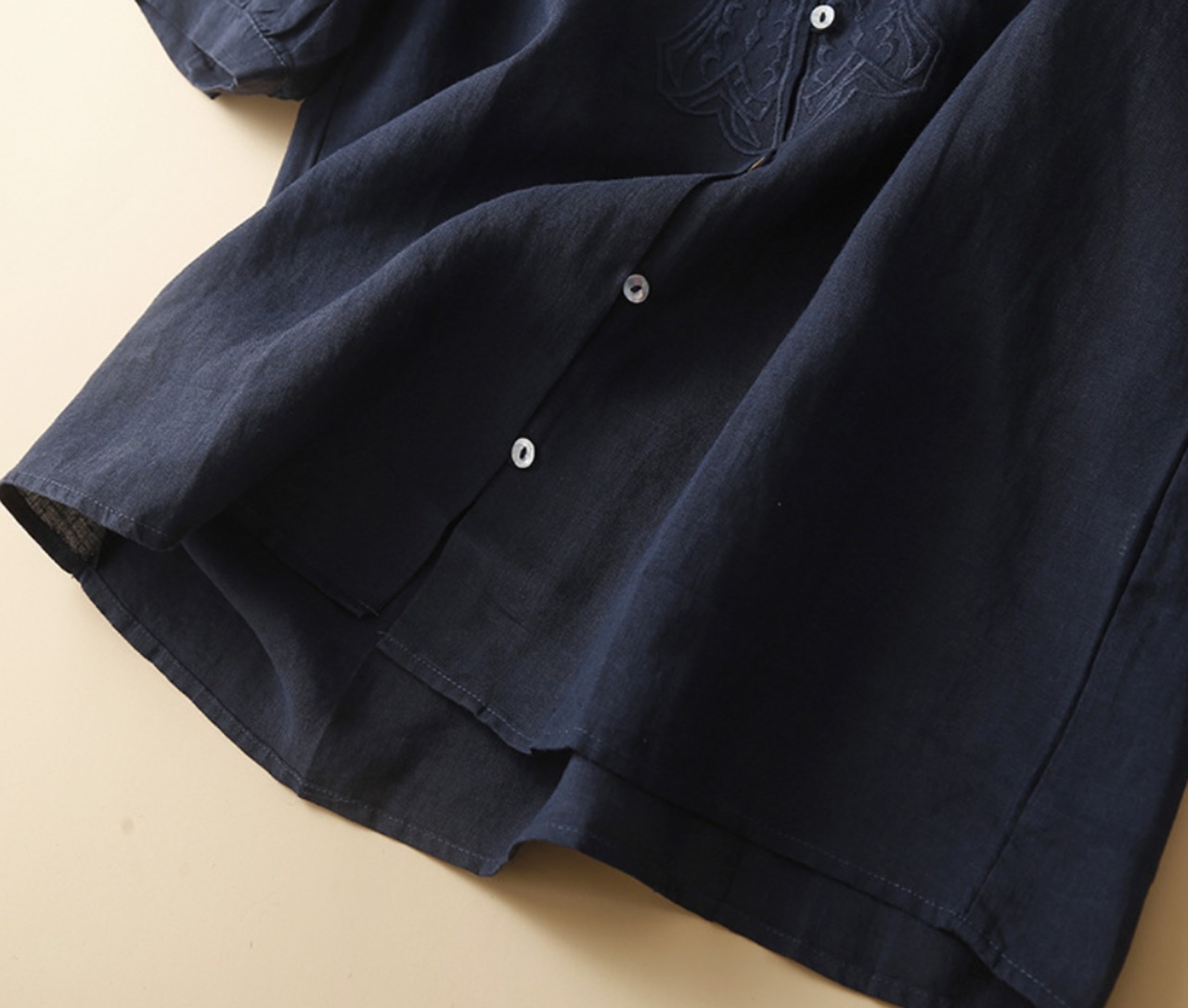 リネン混刺繍バンドカラーブラウス