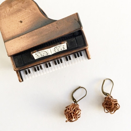 アンティークピアノ弦のワイヤーボールピアス  P-022 Piano strings ball pierces (antique)