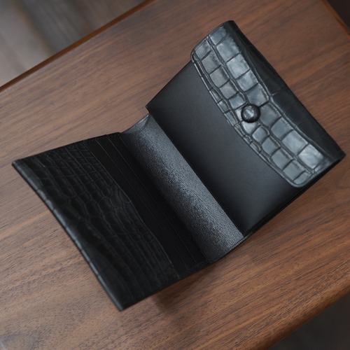 カンダミサコ　小銭入れ付二つ折り財布　クロコダイルセンター取り（内装ブッテーロ）　ブラック