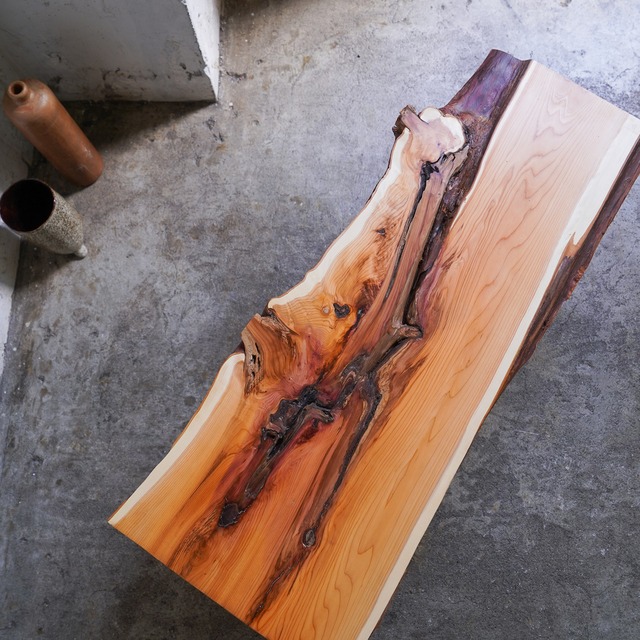 ニョキっと枝が出た一位の一枚板 ローテーブル