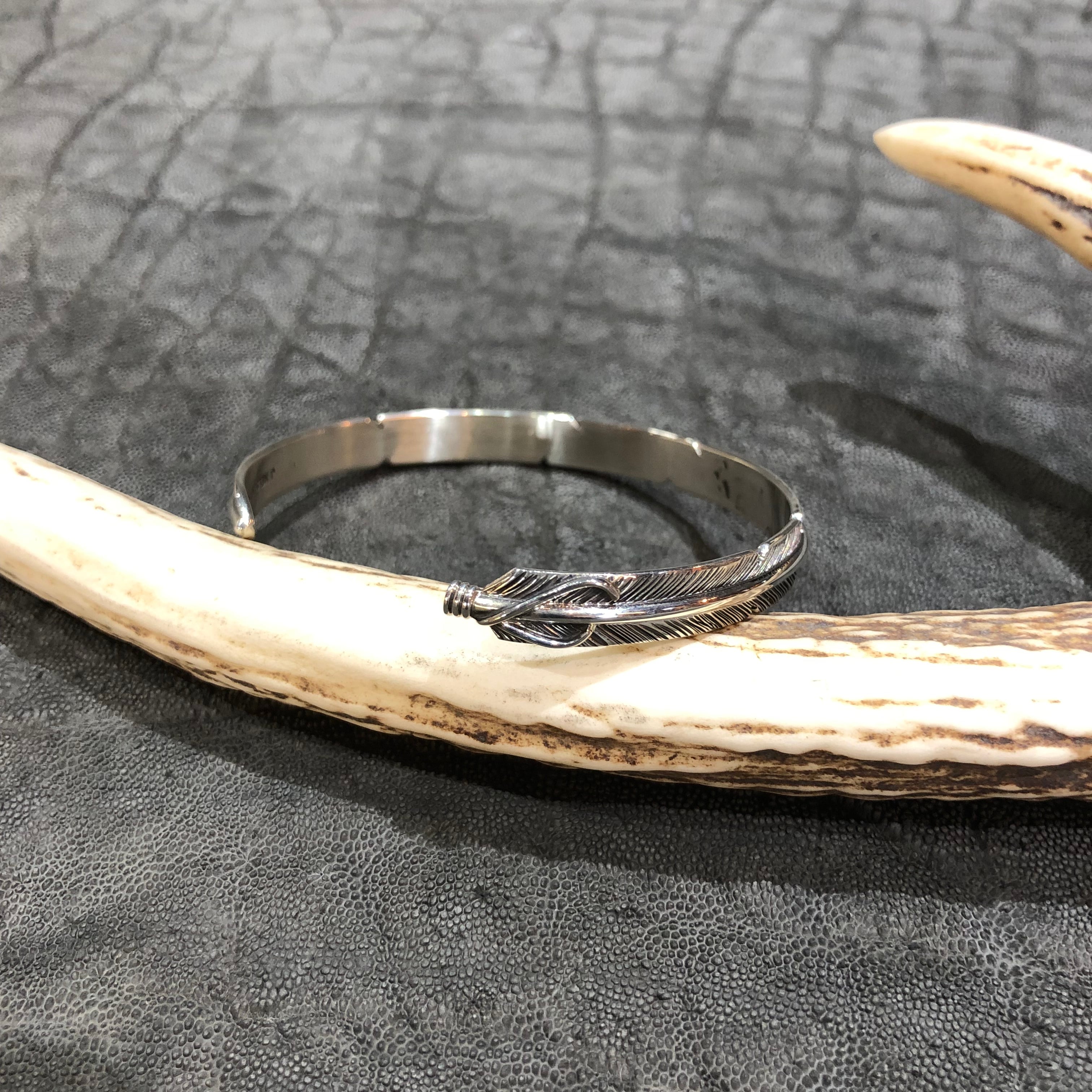 NAVAJO(ナバホ)族 John Nelson作 フェザーバングル シルバー NAVAJO(ナバホ)族 John Nelson作 フェザーバングル シルバー