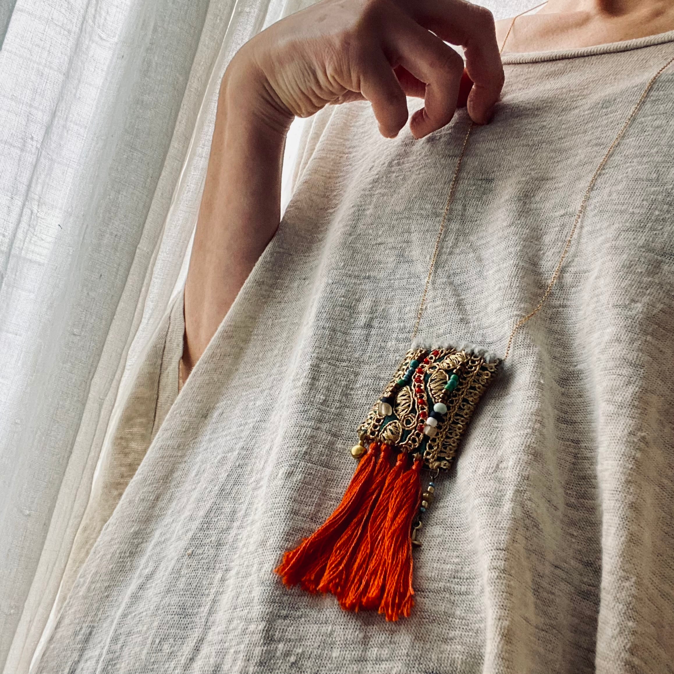 インド刺繍リボンと、タッセルのペンダント(Chinese orange) | 桂花
