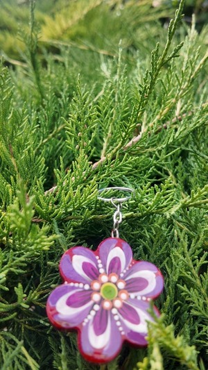 木製キーホルダー・花（製作者：巨匠ホメンコ作）