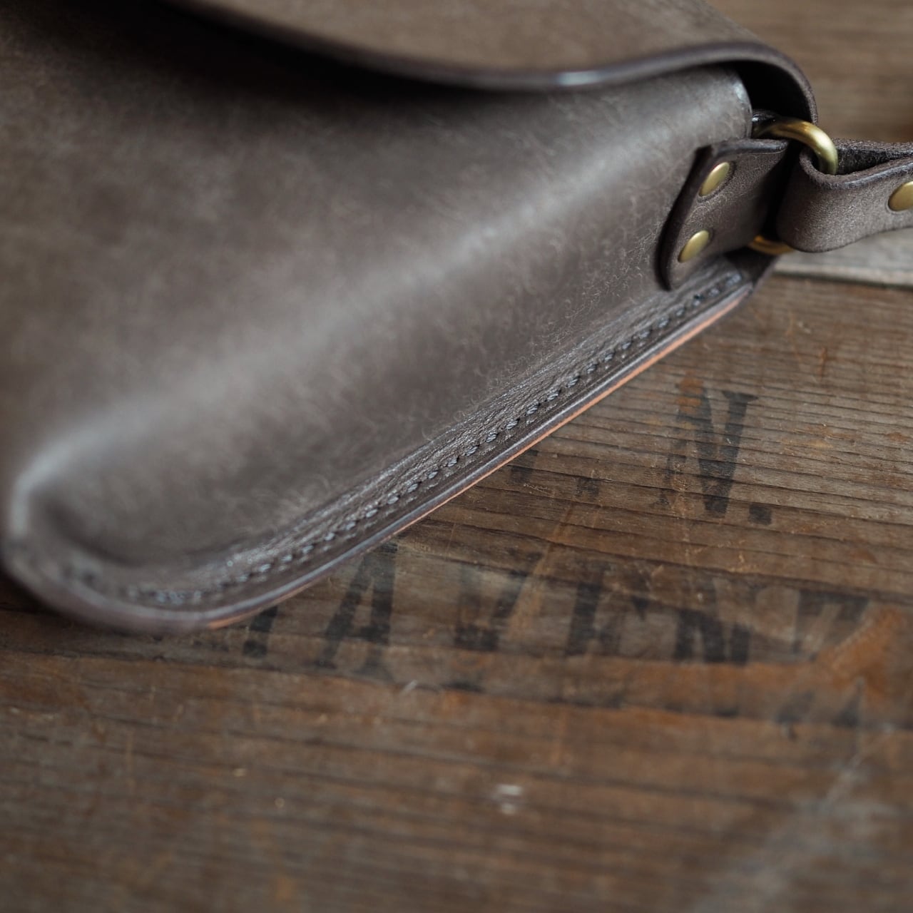 leggero/一枚革のミニショルダーバッグ/スナップロック | GUILD