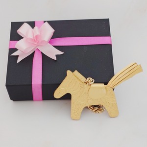 幸せを運ぶ馬さんチャーム／ゴールドホース・フラワー柄