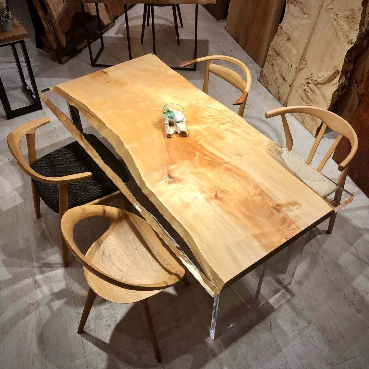 栃（トチ） 一枚板 | 千年家具 - 一枚板 テーブル専門店