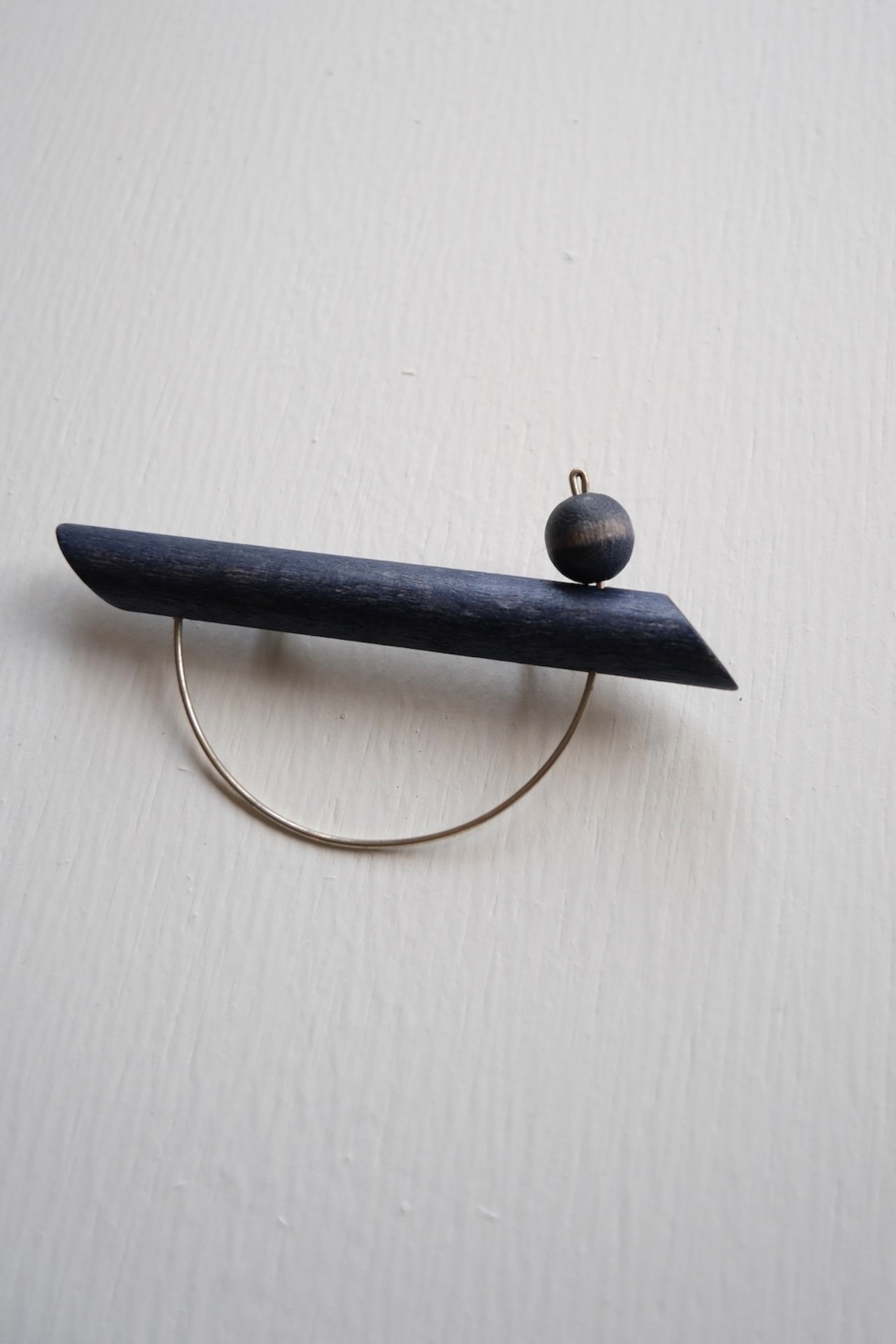Aarikka golden semicircle brooch - navy