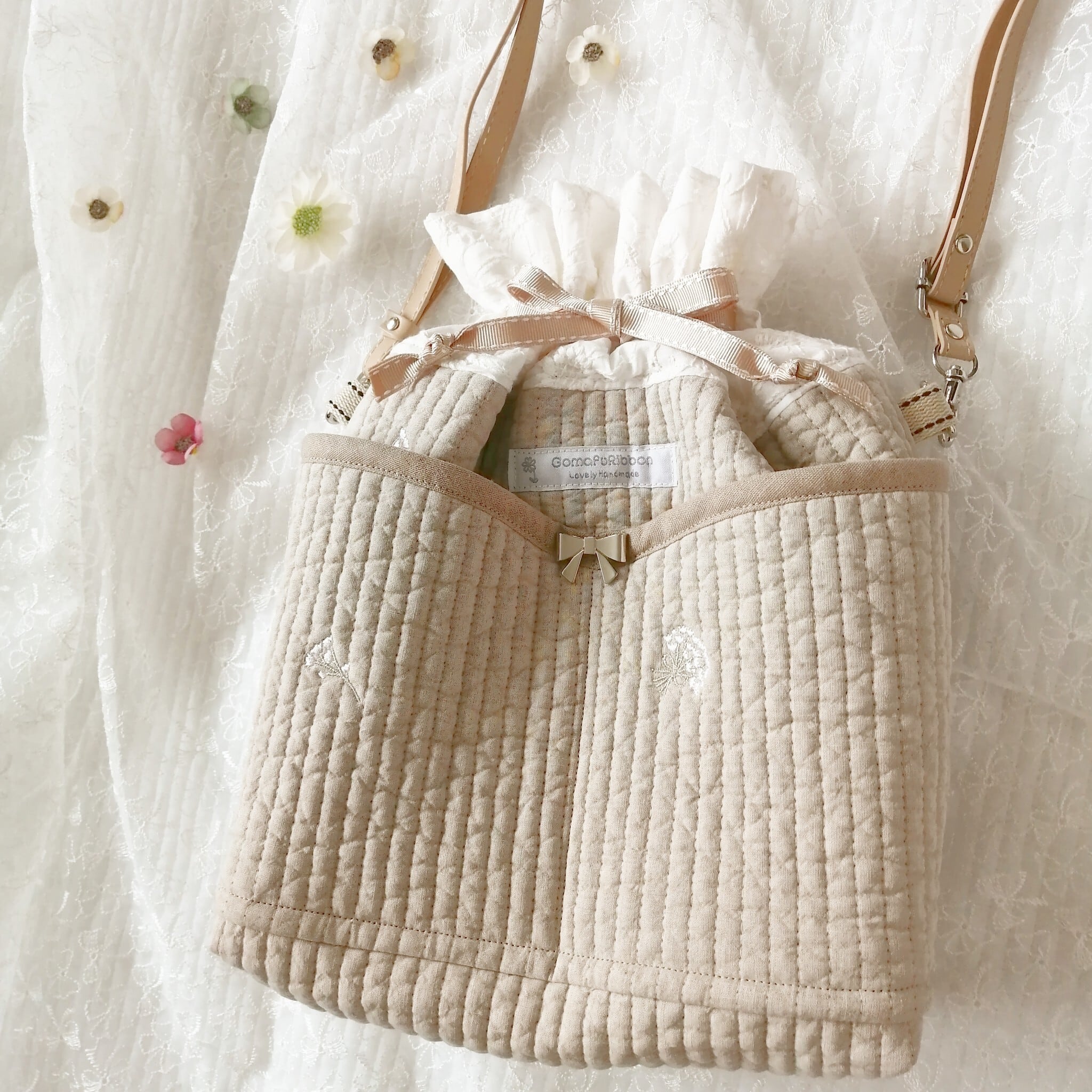 刺繍ヌビの斜めがけ巾着トート 優しいベージュ カスミソウの刺繍 ストラップ付