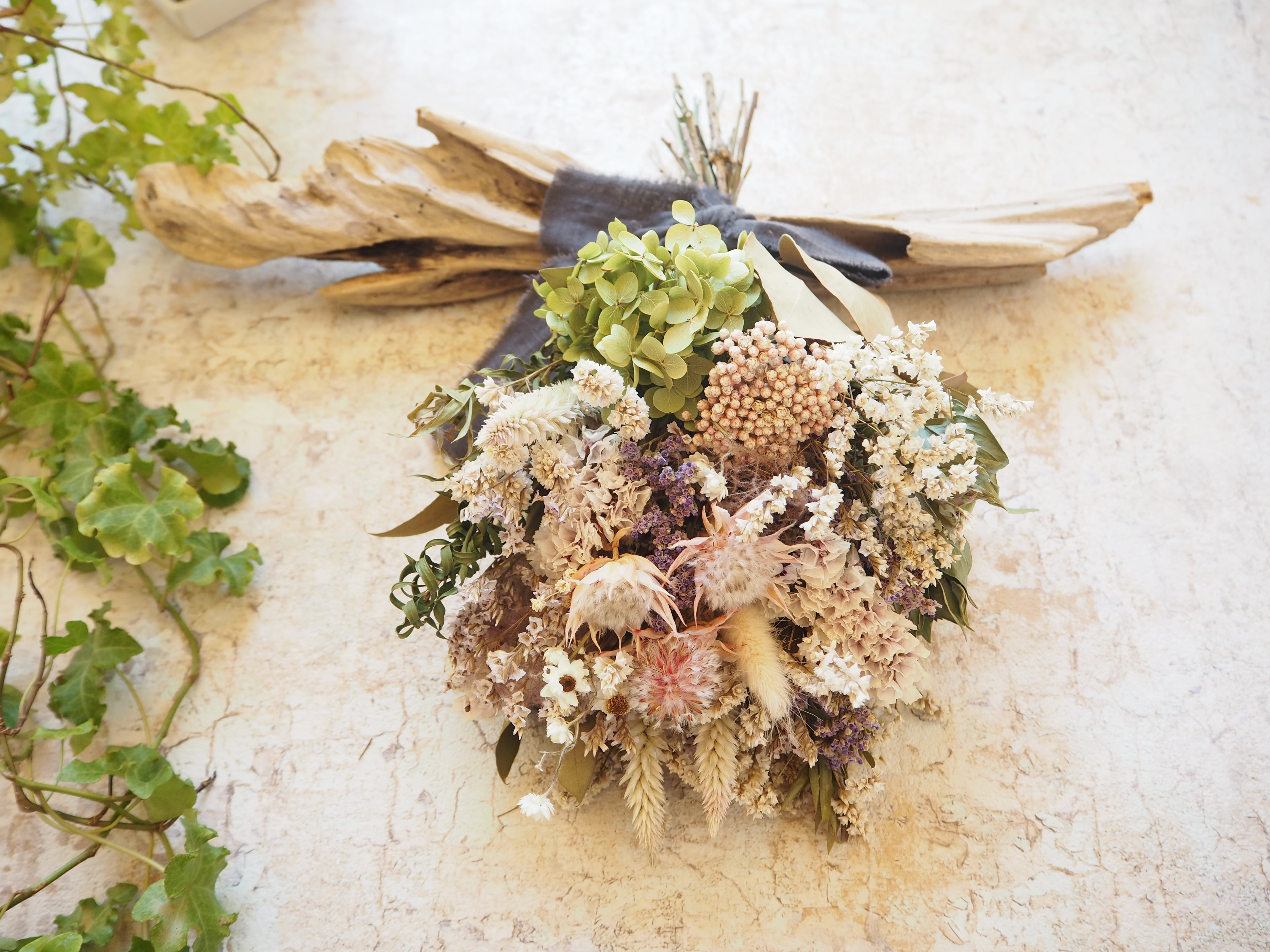 ぷちぷち“ライスフラワー”とふわふわ“セルリア”のナチュラルスワッグ  