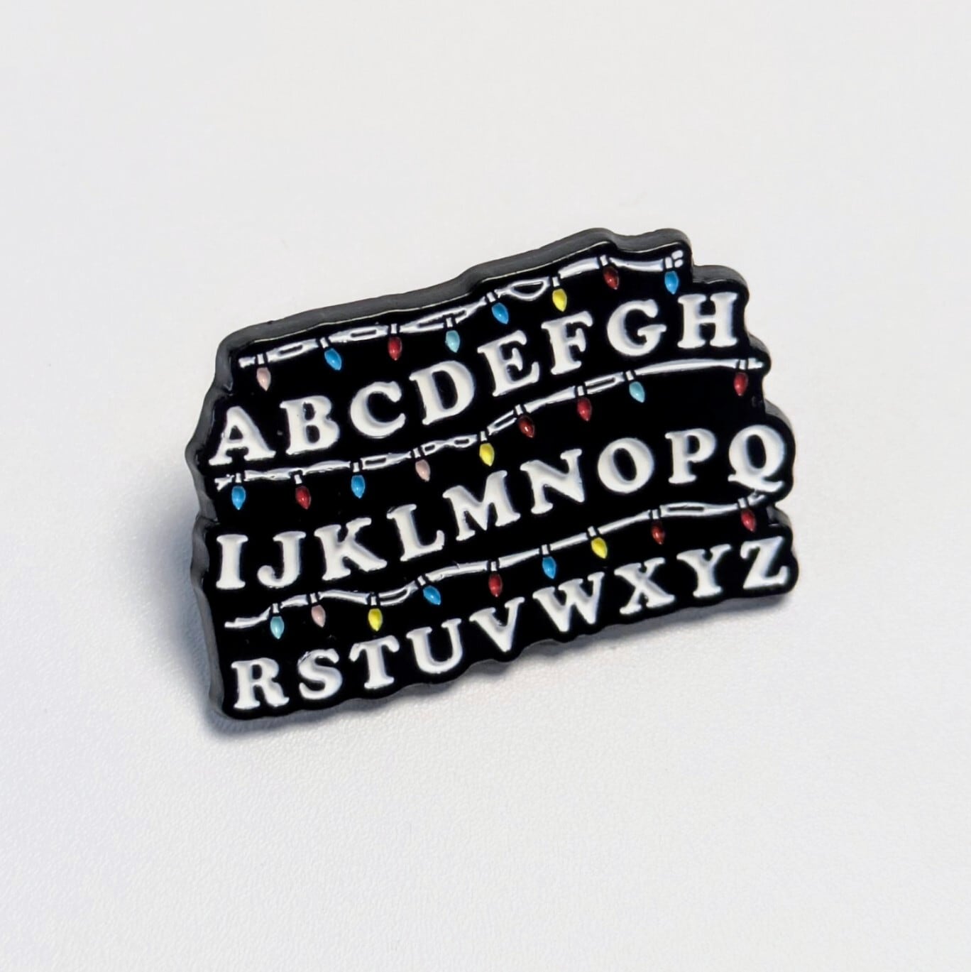 送料無料! ★ピンズ PINS★ピンバッジ【 Stranger Things ( ストレンジャーシングス ) 】『 交信用26文字のアルファベット&Xmasライト 』ジョイス / ピンズ / ピンバッジ 〚アメリカン雑貨 アメトイ〛