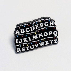 送料無料! ★ピンズ PINS★ピンバッジ【 Stranger Things ( ストレンジャーシングス ) 】『 交信用26文字のアルファベット&Xmasライト 』ジョイス / ピンズ / ピンバッジ 〚アメリカン雑貨 アメトイ〛