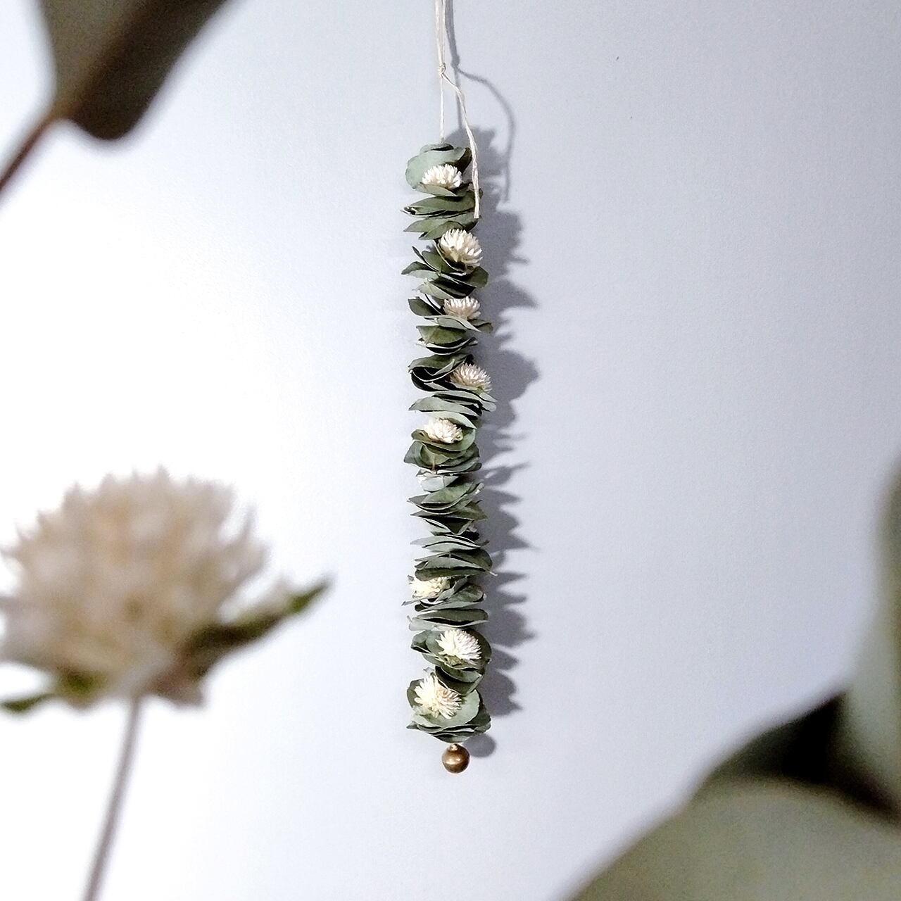 白の千日紅とユーカリのドライフラワーガーランド ドライフラワーと布雑貨 Greenstitch