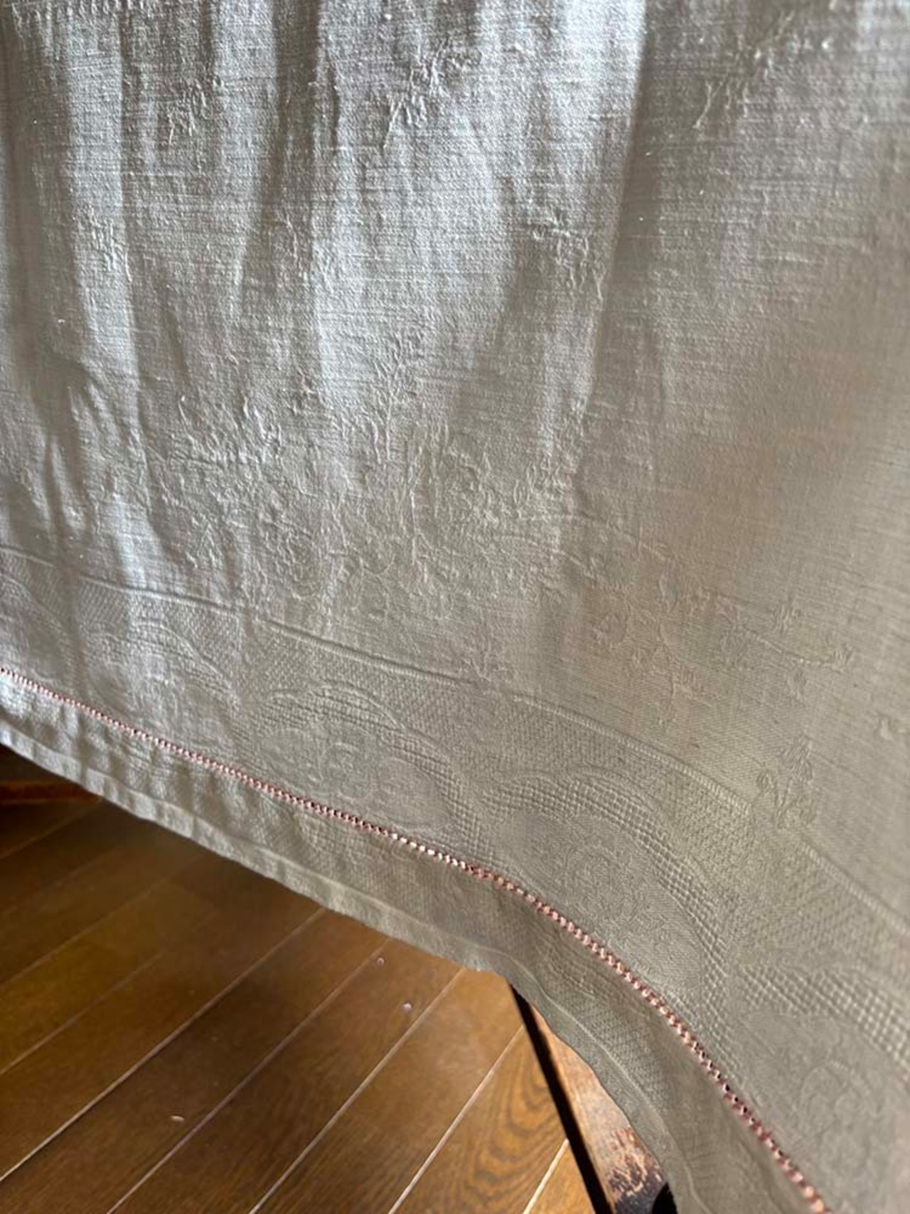 テーブルクロス　モノグラム刺繍　白糸刺繍　フランスリネン　ほぼ正方形 12clej8