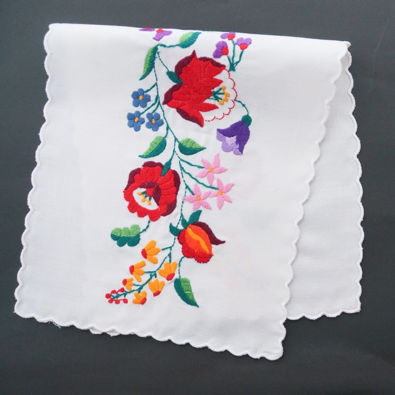 ハンガリー カロチャ刺繍のテーブルセンター | Anneli folkcraft