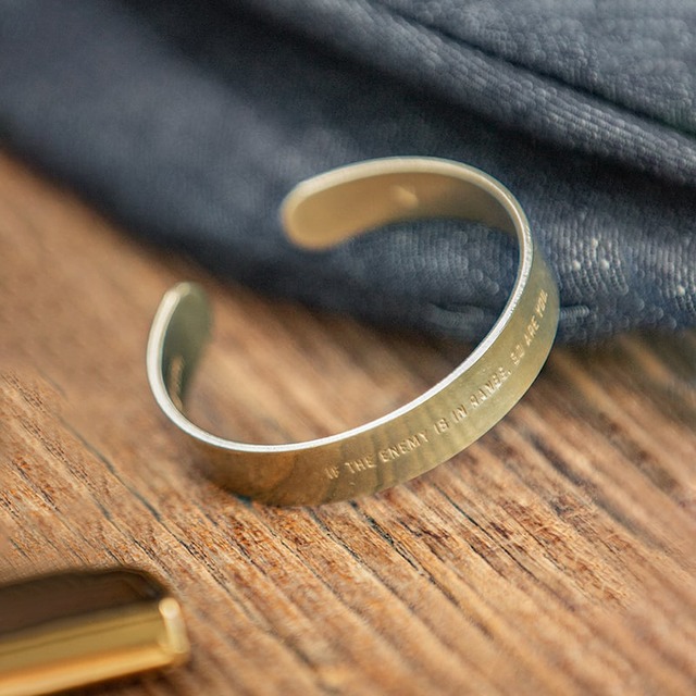 Military motif wide bangle 00181
