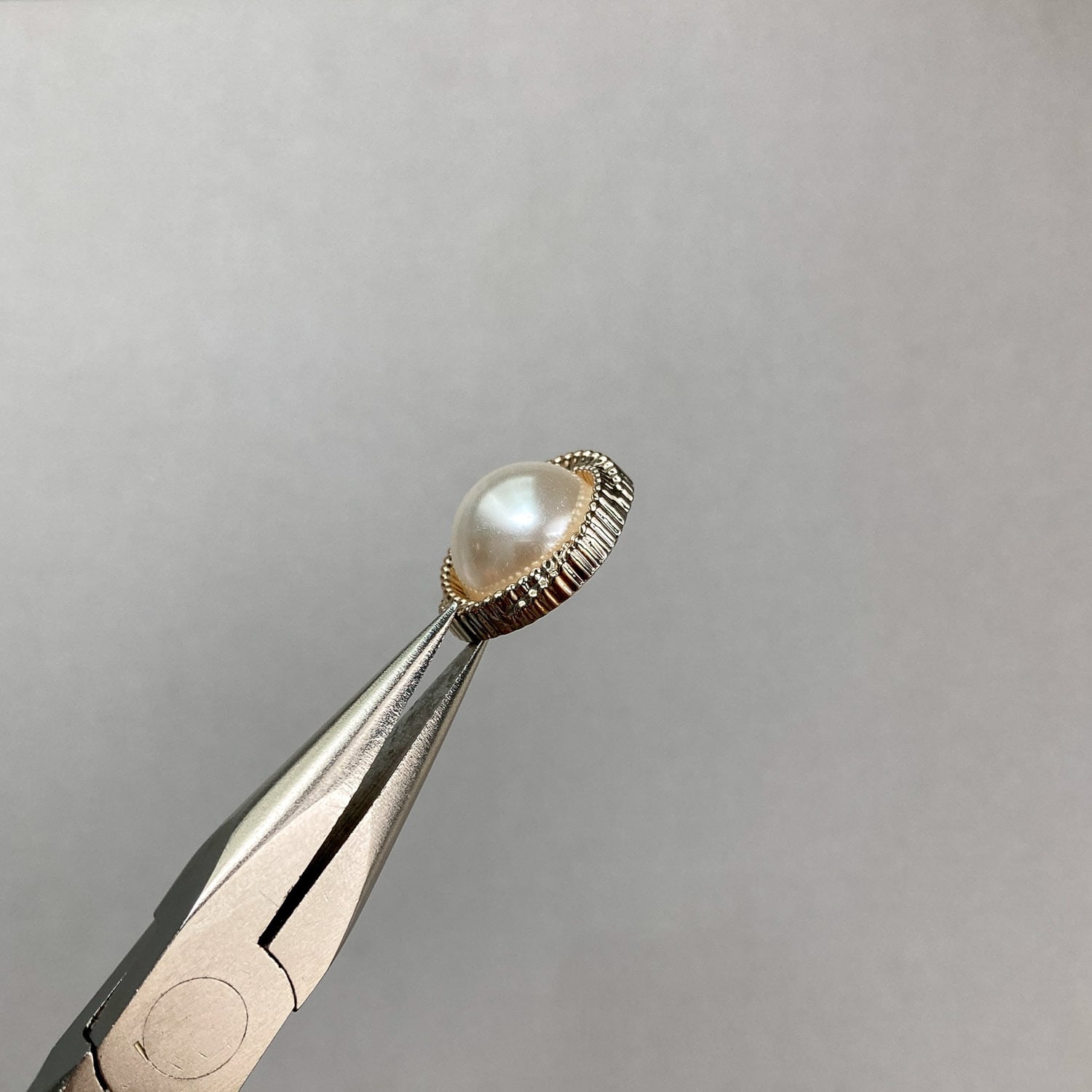 再入荷〉ねじれゴールド縁のラウンドパールカボションパック（4p