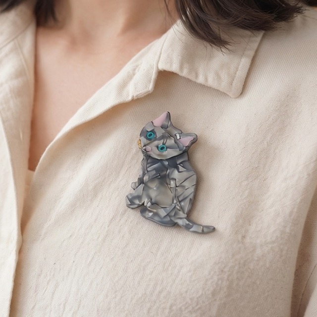 黒猫ブローチ｜いつもの服に小さな“好き”を