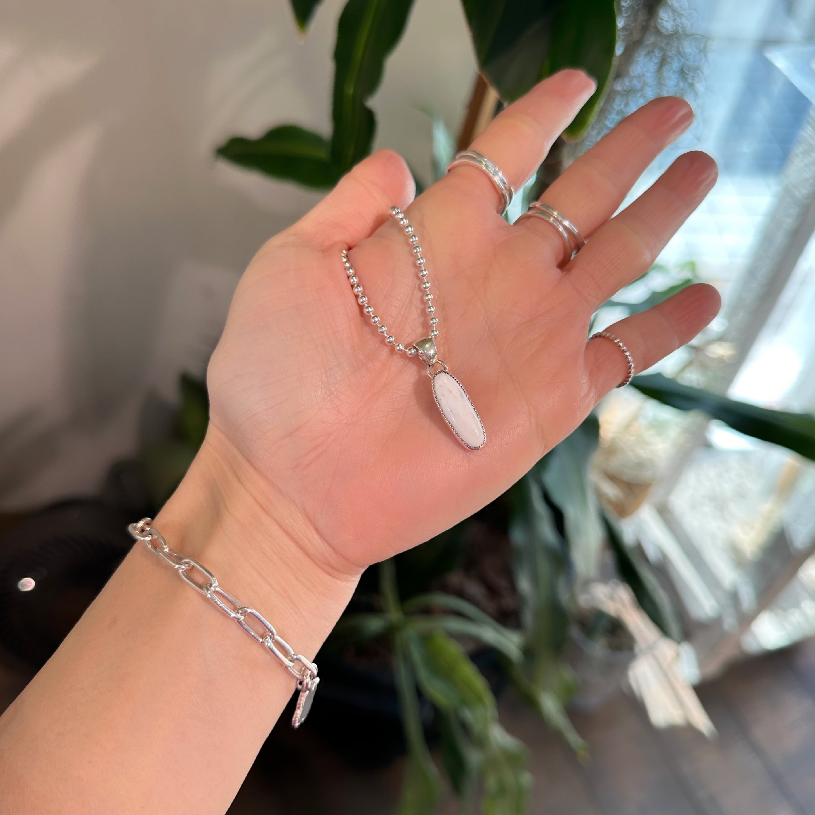 Indian Jewelry 》ホワイトバッファロー スリム オーバル型 M