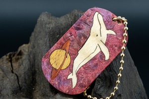 【カナダの象徴】ハードメープル瘤 スタビライズウッド ドッグタグ 象嵌 勇魚と惑星