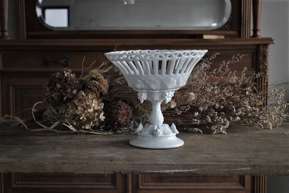 透かしデザインの陶製フルーツスタンド　アンティーク