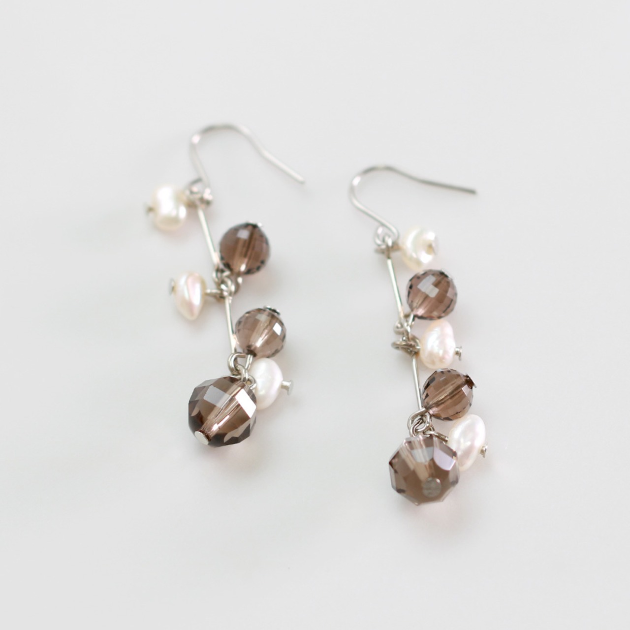 ホワイトとブラウンの色合いが最高！パール、スモーキークォーツピアス  mm1205