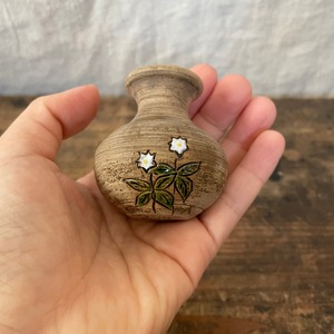 白い花模様入りの一輪挿し