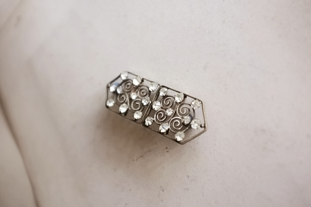 フランス 中世的曲線と多面角ガラスの静かなバックル又はマント用ホック アンティーク