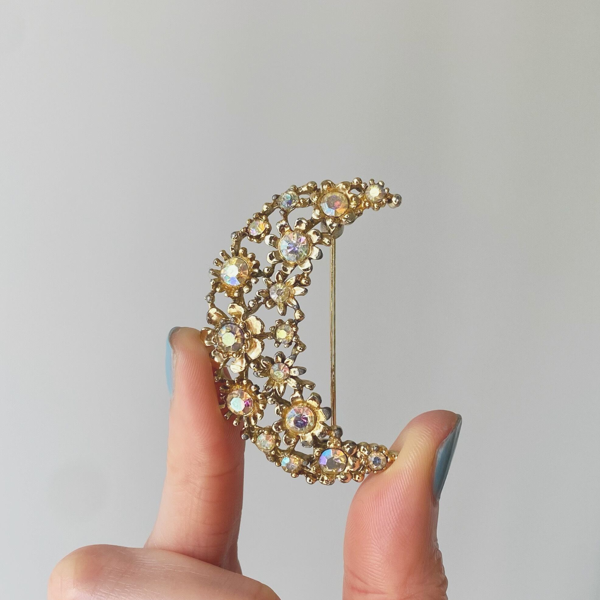 オーロララインストーンの三日月のブローチ