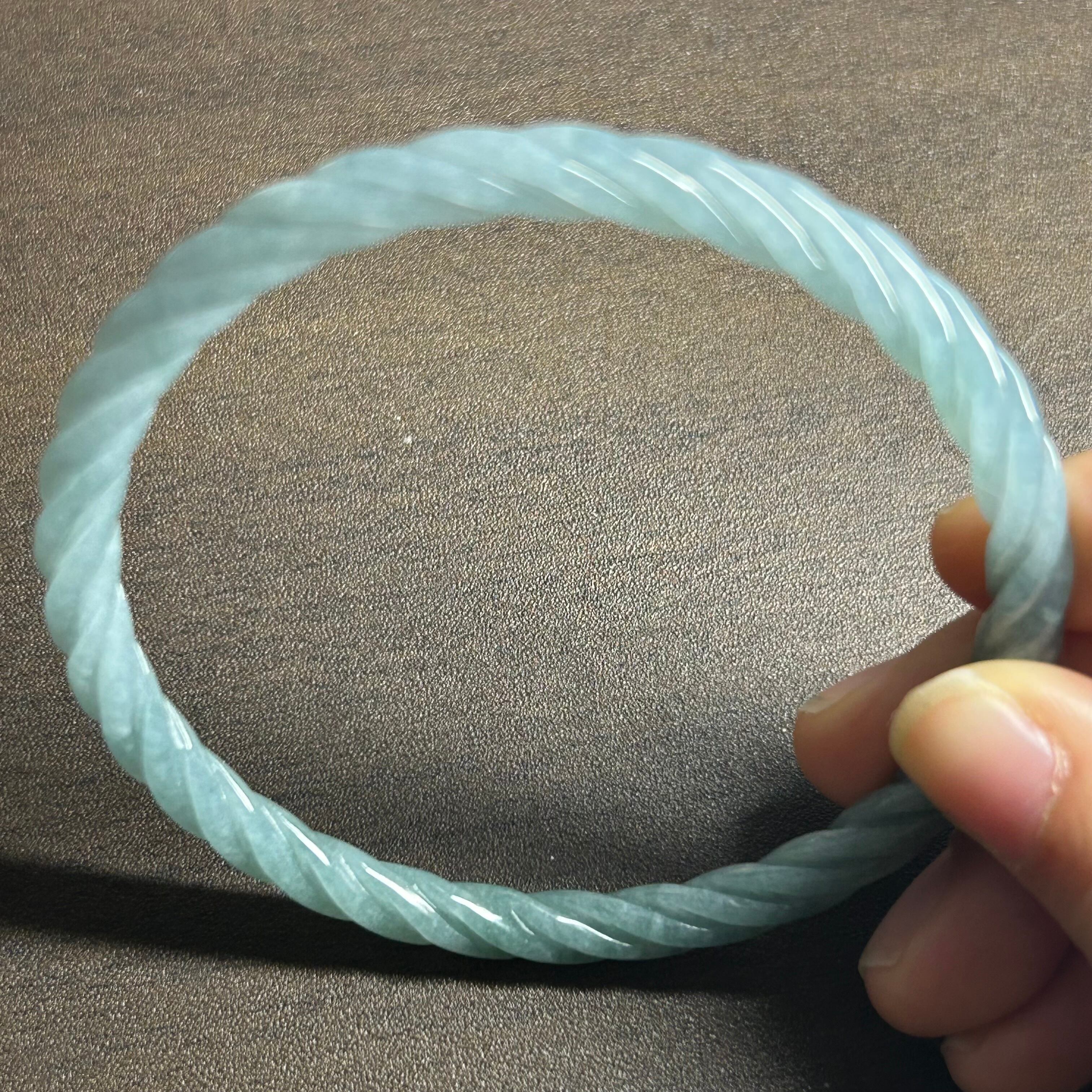 本翡翠バングル 彫刻 一点限定 可愛い 上品 無含浸 無着色 グァテマラ
