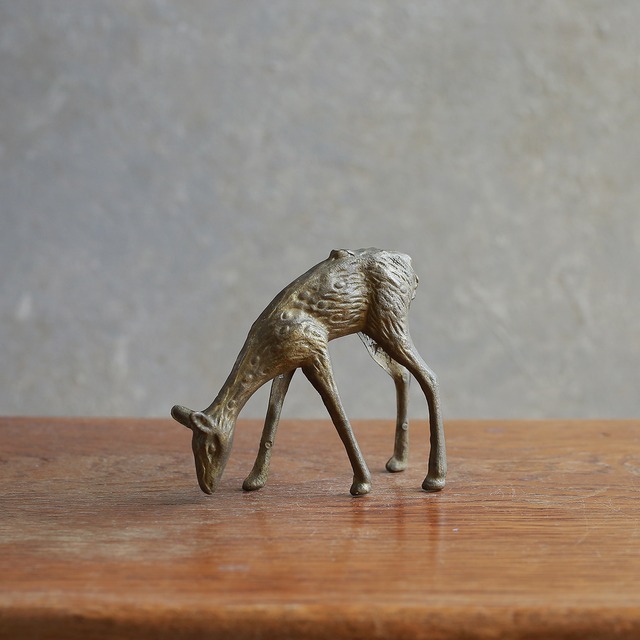 のんびり食事をしている、真鍮のシカ 2